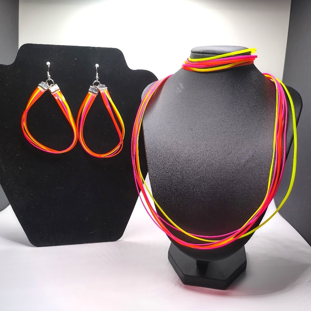 GLOW NECKLACE - Picture 2 of 11